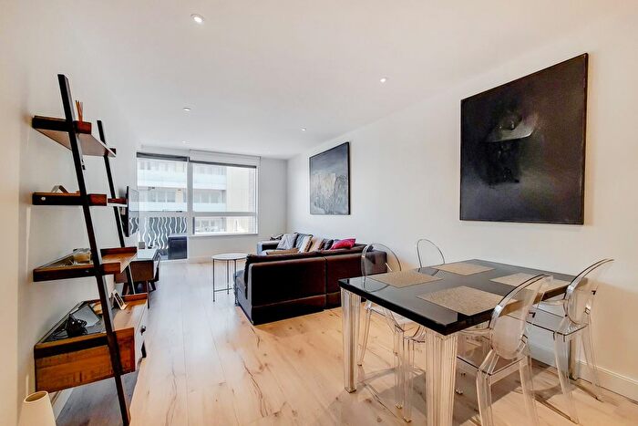 2 Bedroom Flat For Sale In High Street, London, N8