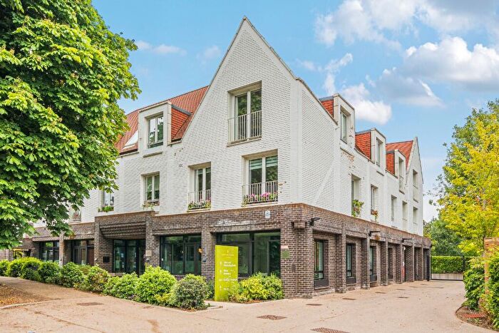 2 Bedroom Retirement Property For Sale In Leyton Road, Harpenden, Hertfordshire, AL5