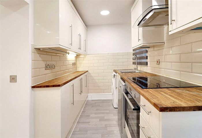 2 Bedroom Flat For Sale In Mountgrove Road, Highbury, London, N5