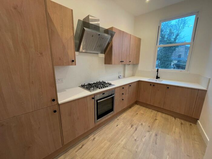 3 Bedroom Flat To Rent In Caedmon Road, Holloway, N7