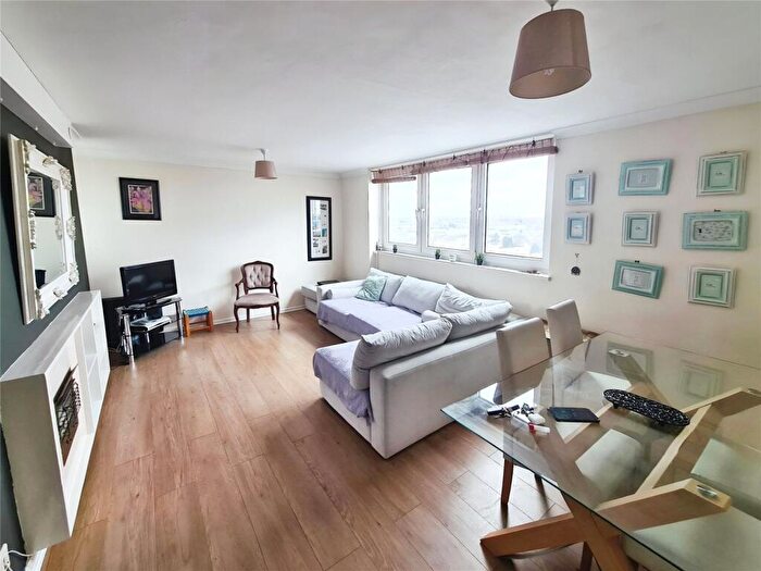 2 Bedroom Flat To Rent In Windermere Avenue, Southampton, Hampshire, SO16