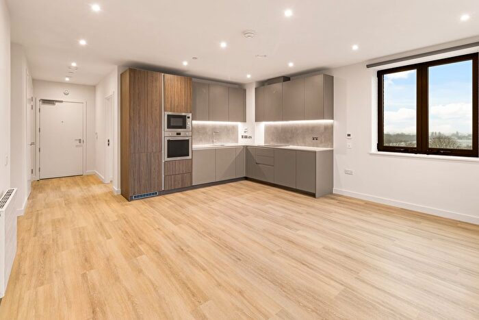 3 Bedroom Flat To Rent In Greenford, UB6