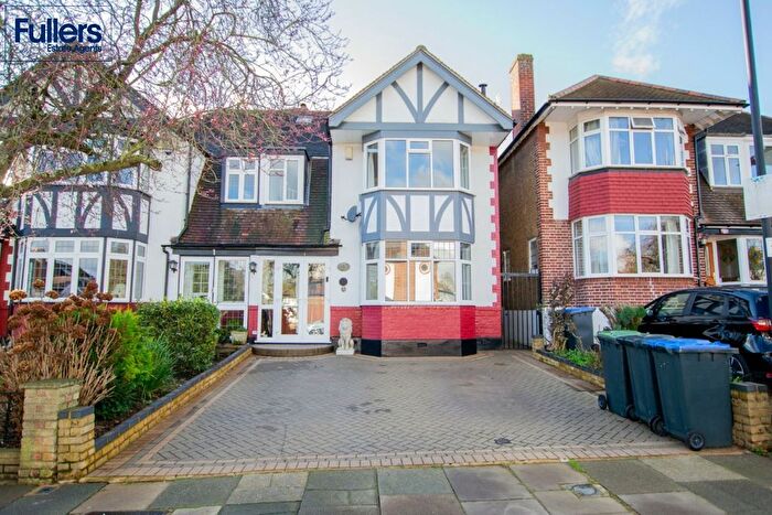 4 Bedroom Semi Detached House For Sale In The Birches, Winchmore Hill, N21