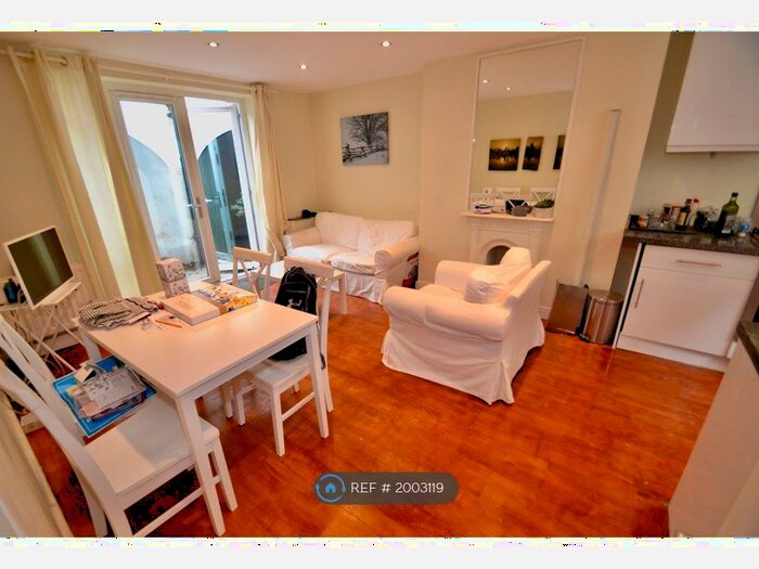 2 Bedroom Flat To Rent In Aylesford Street, London, SW1V