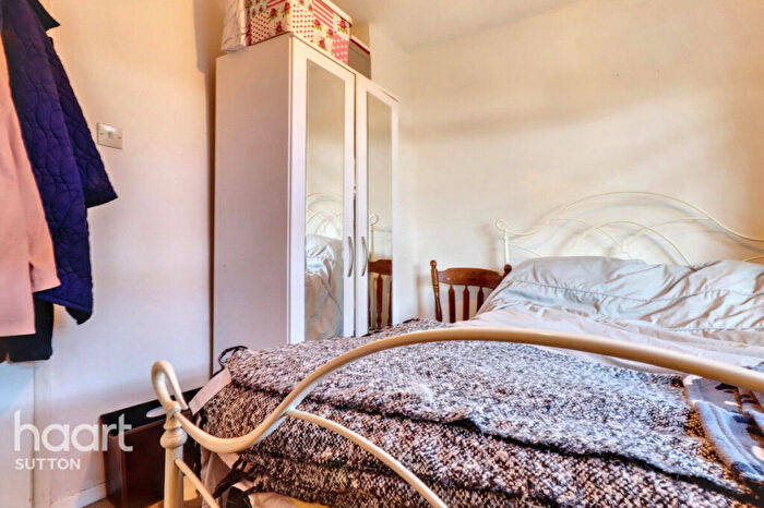 2 Bedroom Flat For Sale In Thicket Road, Sutton, SM1