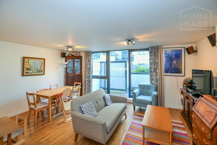 3 Bedroom Flat To Rent In River Walk Apartments, Homerton, London, E9