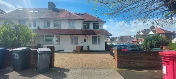 Studio To Rent In Greenfield Gardens, London, NW2