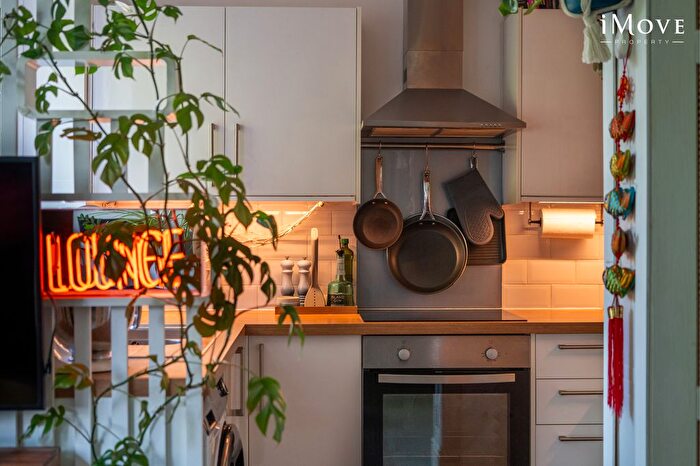 1 Bedroom Flat For Sale In College Manor, London, SE19
