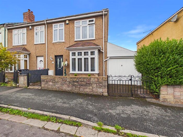 3 Bedroom End Of Terrace House For Sale In Featherstone Road, Fishponds, Bristol, BS16