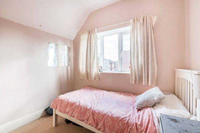2 Bedroom Flat To Rent In - Station Road West, Oxted, RH8