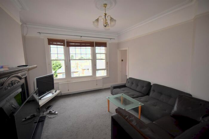 3 Bedroom Flat To Rent In Richmond Road, Twickenham, TW1