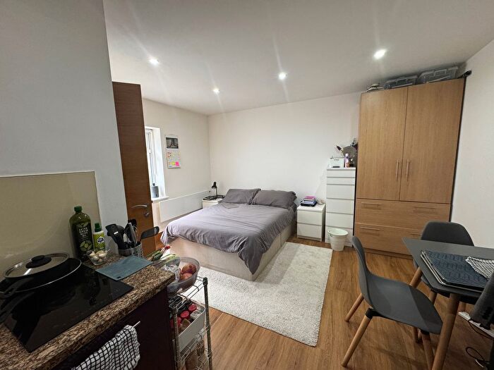 Studio To Rent In Sunny Place, London, NW4