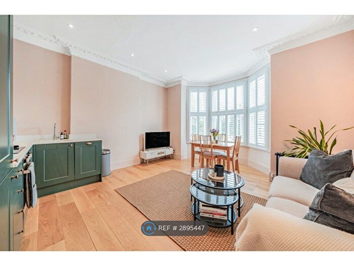 1 Bedroom Flat To Rent In Bolingbroke Grove, London, SW11