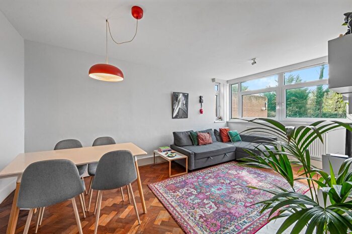 2 Bedroom Flat To Rent In Cotman Close, Putney, SW15