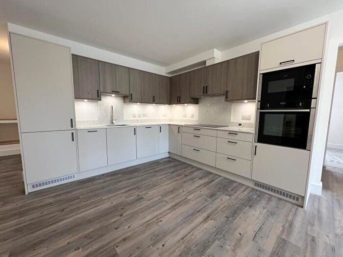 2 Bedroom Flat To Rent In Burrows Lane, Gomshall, GU5