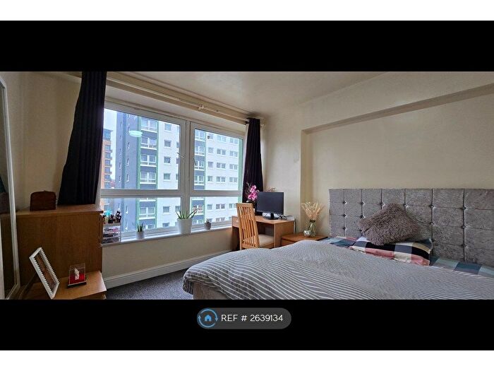 3 Bedroom Flat To Rent In Lovell Park Heights, Leeds, LS7