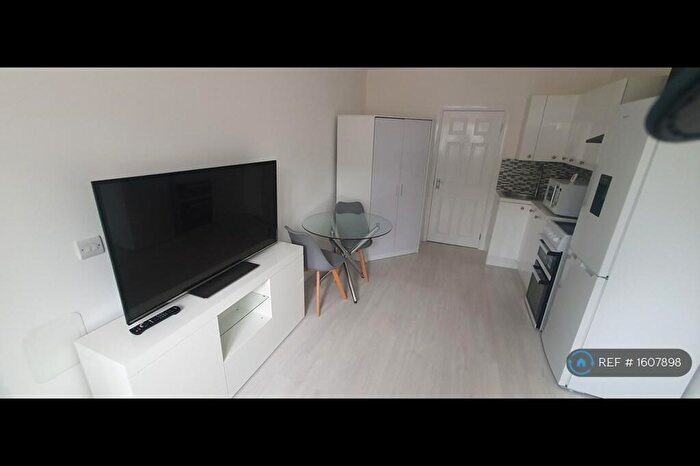 Studio To Rent In The Woodlands, London, N14