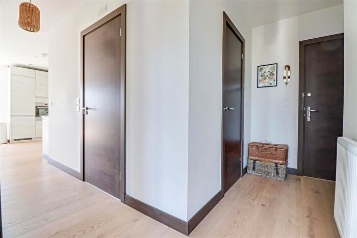 2 Bedroom Flat For Sale In Fairfax Drive, Westcliff-On-Sea, SS0