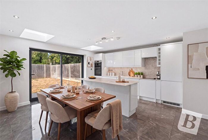 3 Bedroom Detached House For Sale In Dury Falls Close, Hornchurch, RM11