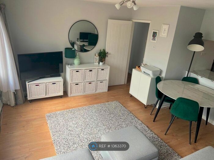 1 Bedroom Flat To Rent In Ravenswood Court, Woking, GU22