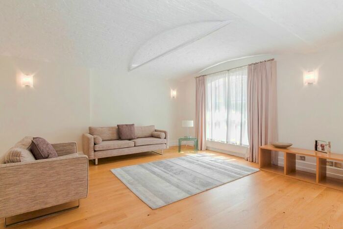 2 Bedroom Flat To Rent In Hay's Galleria, Battle Bridge Lane, London, SE1