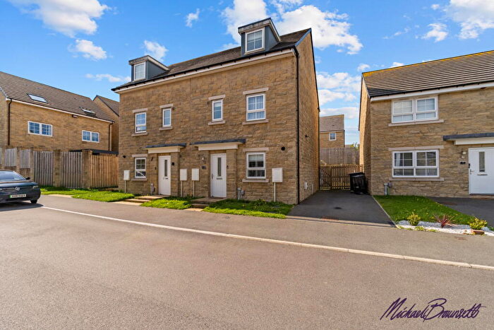 4 Bedroom Semi Detached House For Sale In Pipit View, Clayton, Bradford, BD14