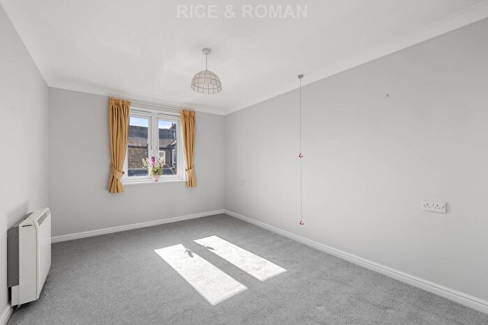 2 Bedroom Flat To Rent In Clifton Park Avenue, London, SW20