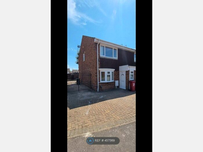3 Bedroom End Of Terrace House To Rent In Severn Crescent, Slough, SL3