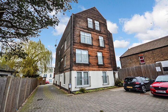 2 Bedroom Flat For Sale In King Street, Stanford-Le-Hope, SS17