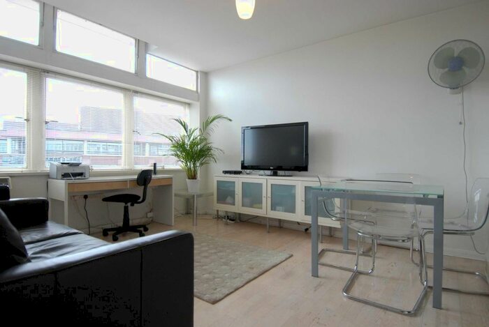 2 Bedroom Flat To Rent In West Block, Metro Central Heights, Newington Causeway, Elephant And Castle, SE1