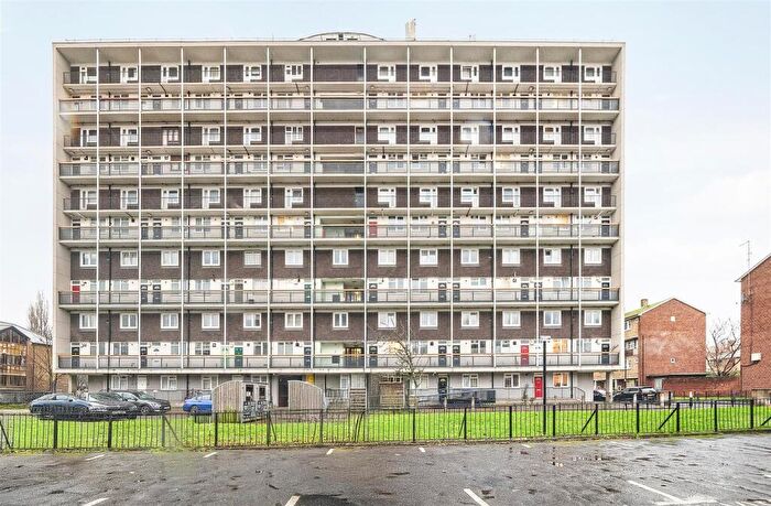 2 Bedroom Flat For Sale In Yates House, Roberta Street, London, E2