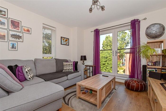 2 Bedroom Flat For Sale In Charlotte Way, Leybourne, West Malling, Kent, ME19
