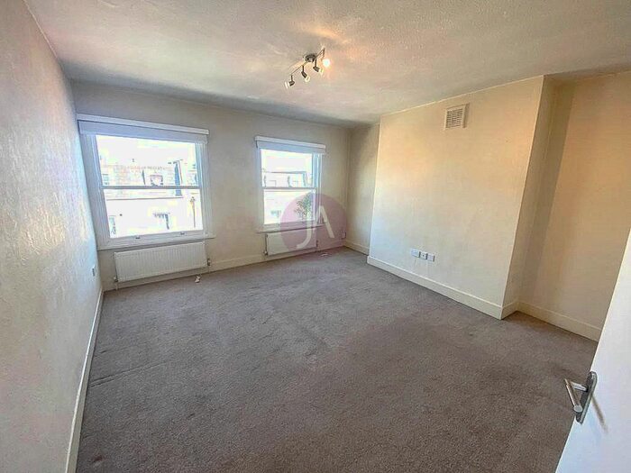 2 Bedroom Flat To Rent In Hornsey Road, Hornsey, London, N19