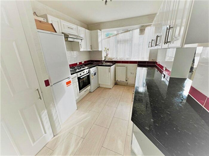 2 Bedroom Apartment To Rent In High Road, London, N11