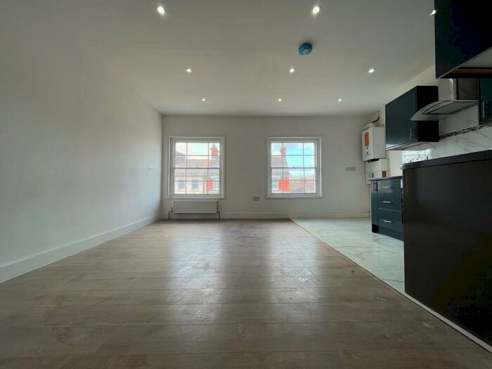 Flat To Rent In High Street North, Dunstable, LU6