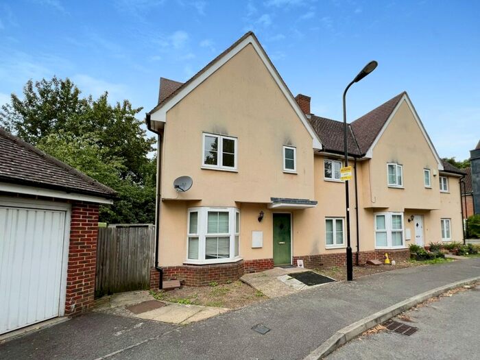 3 Bedroom Semi-Detached House To Rent In Ross Close, Northolt, UB5