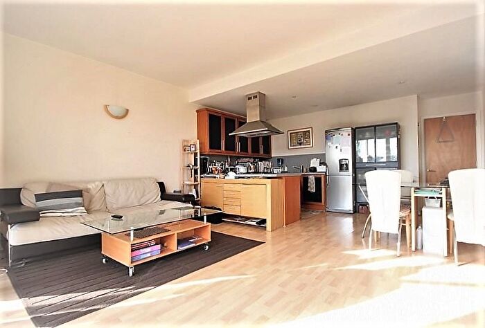 2 Bedroom Flat To Rent In Regatta Point, Kew Bridge Road, London, TW8
