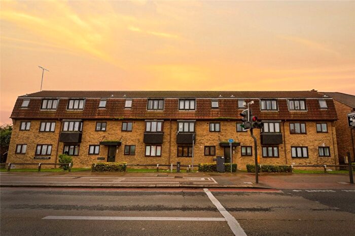 1 Bedroom Flat For Sale In Eastern Avenue, Ilford, Essex, IG2