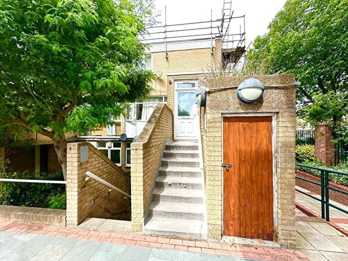 4 Bedroom Maisonette To Rent In Whitebeam Close, London, SW9