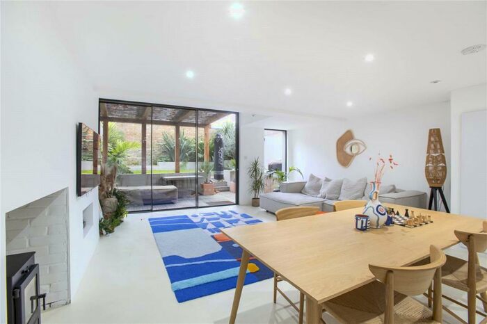 4 Bedroom Semi-Detached House To Rent In Queensbridge Road, London, E8