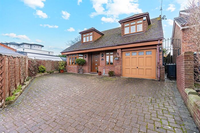 3 Bedroom Detached House For Sale In Wrotham Road, Meopham, DA13