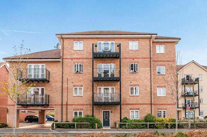 1 Bedroom Flat For Sale In Hersham, Walton-On-Thames, Surrey, KT12