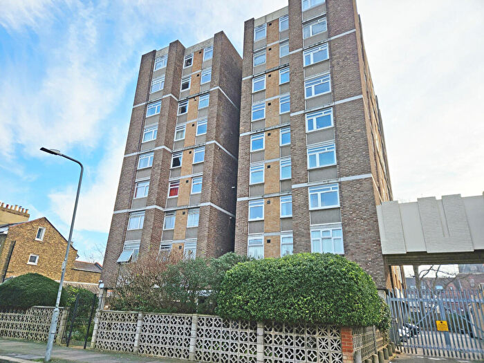 2 Bedroom Apartment For Sale In Valebrook, Ilford, Essex, IG1