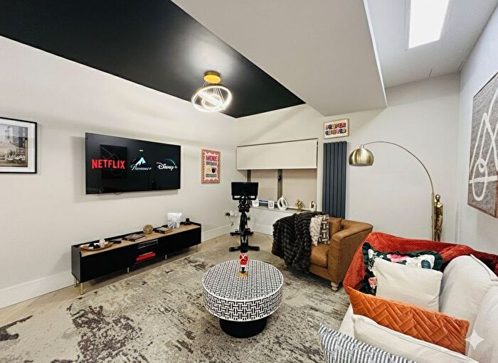 1 Bedroom Flat For Sale In High Road, N20