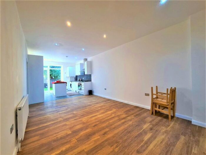 3 Bedroom Flat To Rent In Hayes Crecent, Golders Green, NW11
