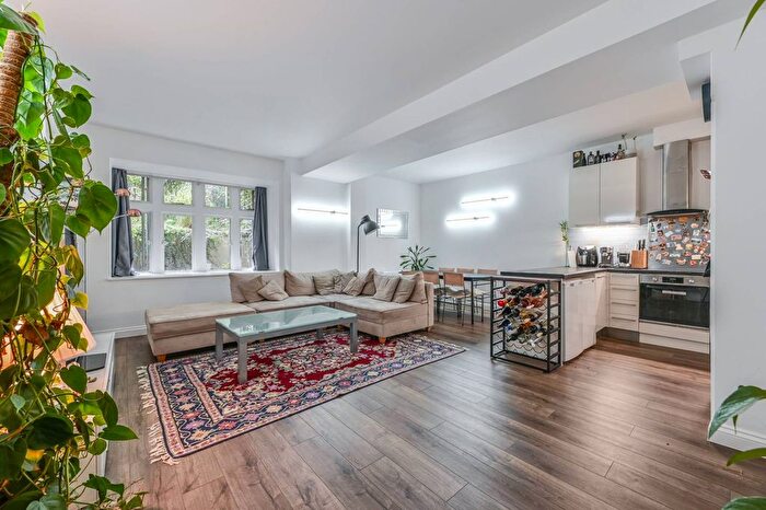 2 Bedroom Flat To Rent In Clapham Road, Oval, London, SW9