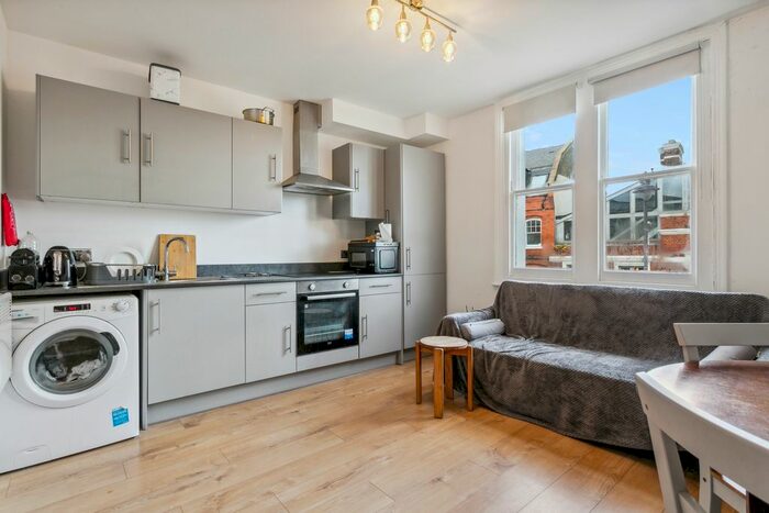 2 Bedroom Flat To Rent In Upper Richmond Road, Putney Hill, SW15