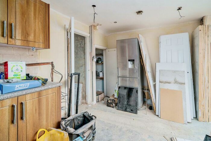 3 Bedroom Terraced House For Sale In Butely Road, Luton, LU4