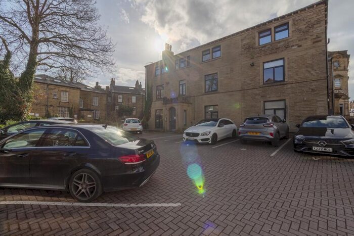 1 Bedroom Apartment For Sale In Balmoral Place, Halifax, West Yorkshire, HX1
