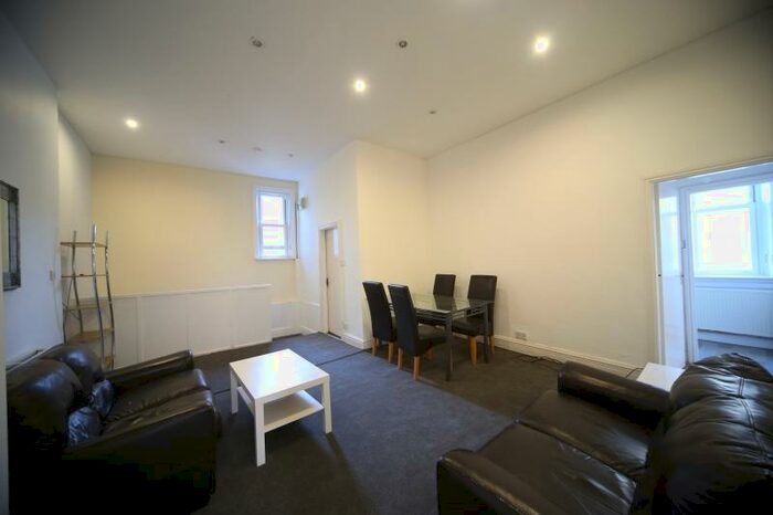 2 Bedroom Flat To Rent In Headingley Lane, Headingley, Leeds, LS6